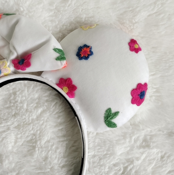 ✨SOLD✨Embroidered Flower Mouse Ears - Picture 4 of 10